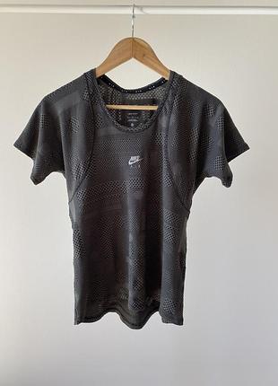 Жіноча футболку розмір с