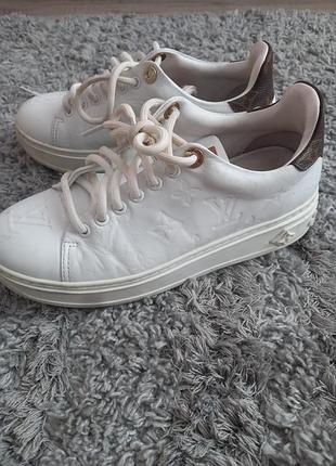 Кросівки бренд