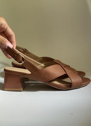 Босоніжки нові 35 розмір, будуть на 36, на вузьку ніжку ,стійкий лакований каблук , трендовий колір.без дефектів