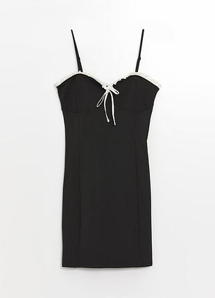 Облягаюча жіноча сукня з ремінцями і вирізом «серце»