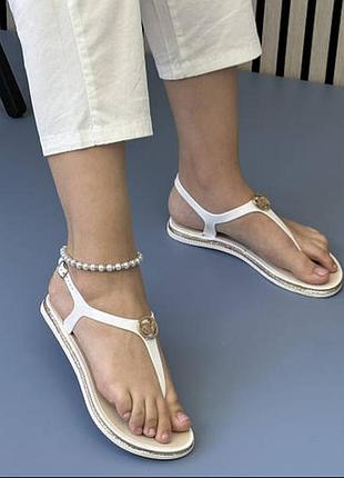 Женские силиконовые босоножки через палец с медальоном.