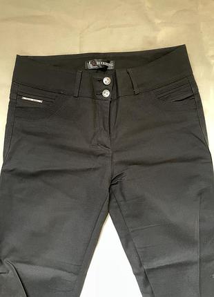 Чорні брюки скіні, середня посадка