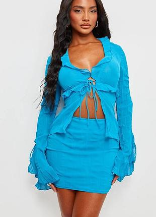 Яскраво-синя облягаюча сукня з гофрованими шифоновими рукавами