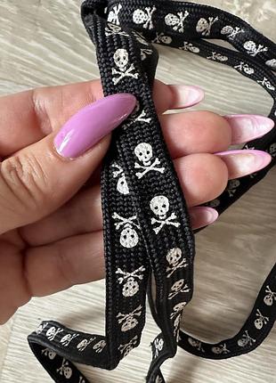 Черные шнурки с черепами
