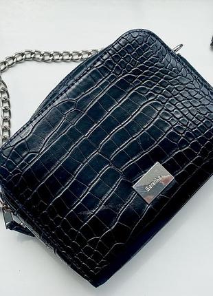 Чорна шкіряна сумка на плече bershka