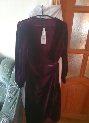 Бархатное вишневое платье на запах очень эленагтное и красивое,107см длина,39см в плечах, 38см в талии,64см рукав. новое.