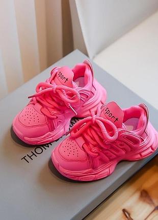 Розовые кроссовки на девочку