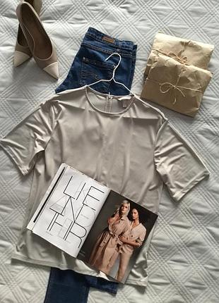 Стильная серая эластичная футболка /блуза свободного кроя представлена в размере s и м