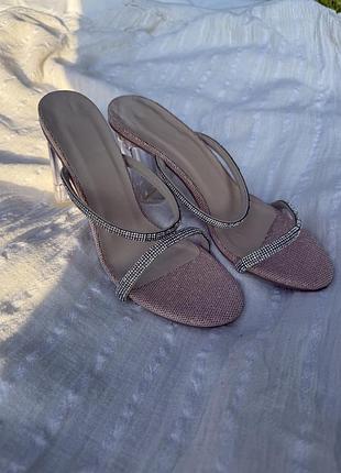 Жіночі босоніжки з прозорим каблуком