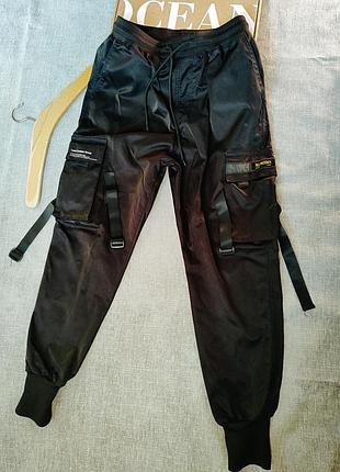 Штани з кишенями