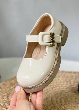 Лакированные бежевые туфли для девочки