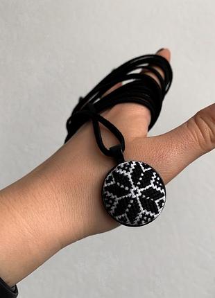 Підвіска кулон з вишивкою / вишитий чокер ручної роботи