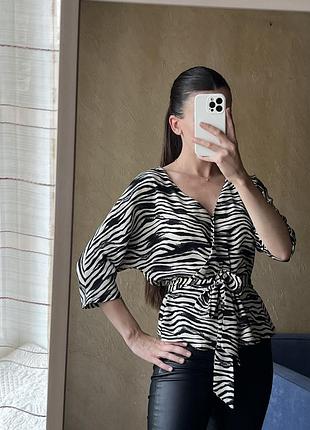Красива блуза у принт зебра на завʼязці