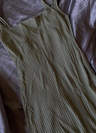 Гарна сукня с розрізом