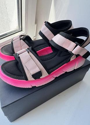 Бомоніжки з яскравою підошвою