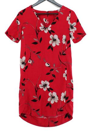 Красное платье в цветы.