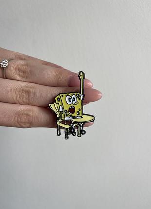 Пін значок металевий брошка я знаю! — пін значок спанч боба за партою