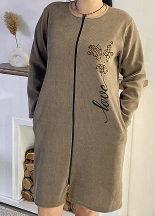 Вельветовый женский халат на замочке, от 48 до 62 размеров. имеет два боковых кармана.
