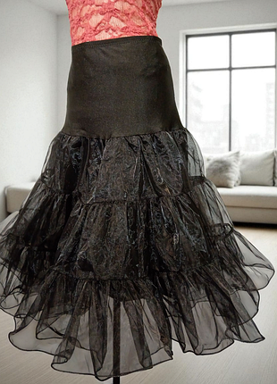 Подьюбник в пинап стиле, двухярусный, пышный.