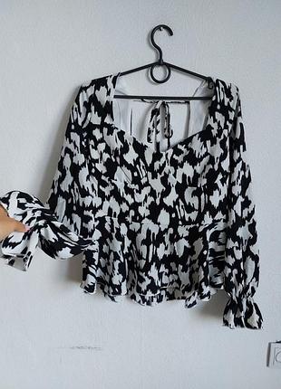 Шикарна блуза в принт із гарною спинкою