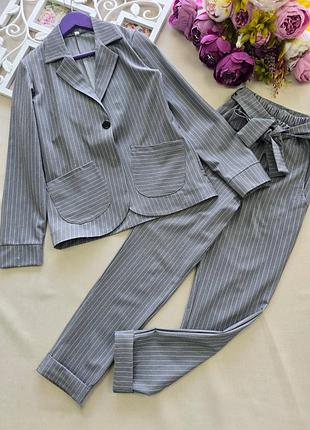 Брючный костюм в полоску