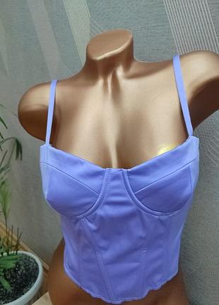 Красивый атласный корсет лавандового цвета