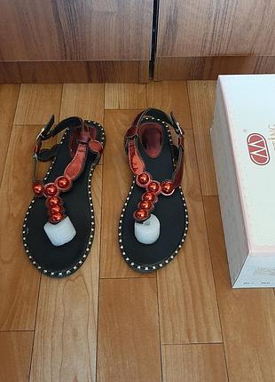 Босоніжки,  марка "mengting", червоно - чорного  кольору
