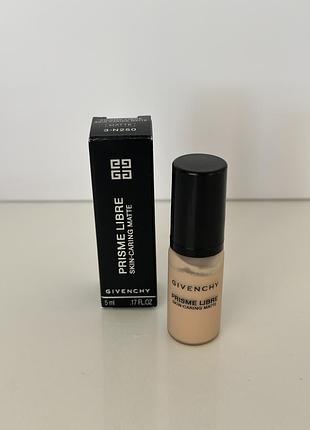 Givenchy prisme libre skin-caring matte тональна основа матувальна
