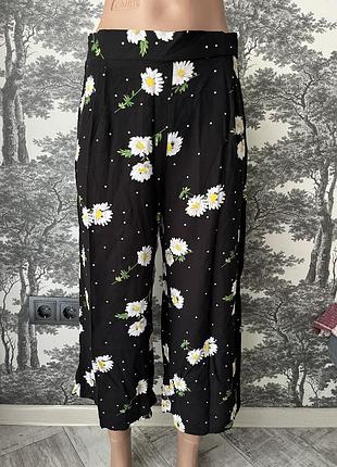 Жіночі брюки в ромашки