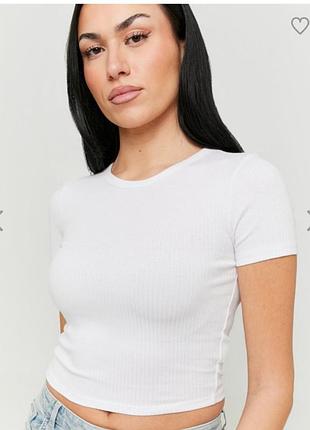 Белая футболка в рубчик