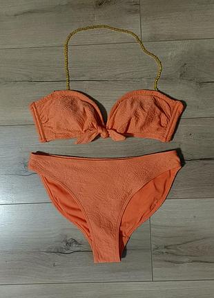 Роздільний купальник з ріфленим малюнком та брітелькою з намиста.