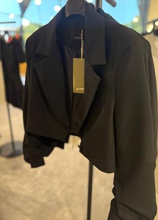 Короткий піджак з підкладкою та плечиками 🖤
колір: чорний.
розміри: 42-44, 46-48. мод 077