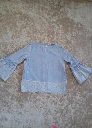 Блузка у смужку з гіпюровим оздобленням