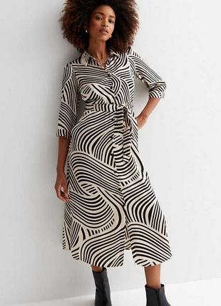 Светлое платье миди на пуговицах, a-силуэта, с карманами в черный анималистичный принт. ne...