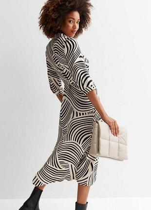 Светлое платье миди на пуговицах, a-силуэта, с карманами в черный анималистичный принт. ne...