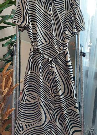 Светлое платье миди на пуговицах, a-силуэта, с карманами в черный анималистичный принт. ne...