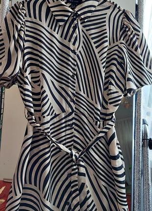 Светлое платье миди на пуговицах, a-силуэта, с карманами в черный анималистичный принт. ne...