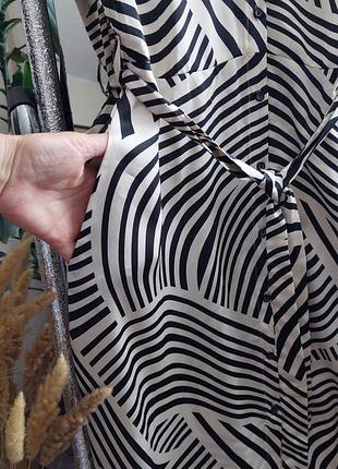 Светлое платье миди на пуговицах, a-силуэта, с карманами в черный анималистичный принт. ne...