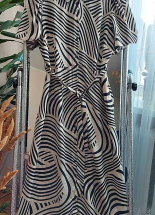 Светлое платье миди на пуговицах, a-силуэта, с карманами в черный анималистичный принт. ne...