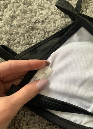 Чудовий чорний купальник з рюшами