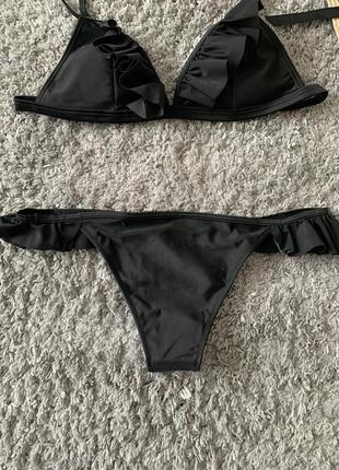 Чудовий чорний купальник з рюшами