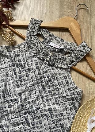 Легенька майка трапеційна у принт з цікавою горловинкою і рюшею