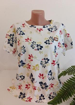 Женская футболка полуботал,спинка чуть удлиненная,по бокам два разрезика.
обхват груди 108
длина изделия 63
ширина рукава 36 см