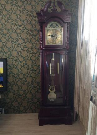 Підлоговий годинник з боєм