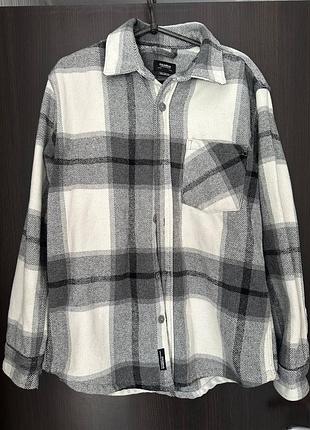 Рубашка женская демисезонная в клетку pull &amp; bear, размер м, черно-белая