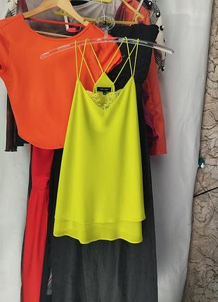 Неоново-лаймовая блузка на тонких бретелях с кружевом