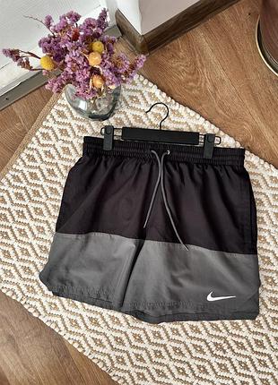 Двокольорові спортивні шорти nike