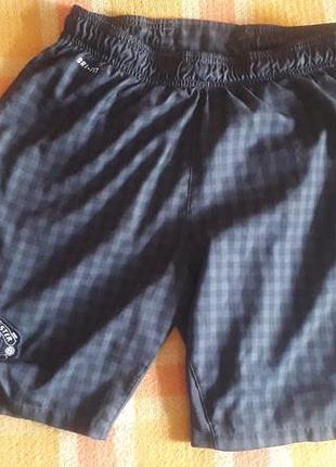 Шорти nike оригінал з емблемою man united  на підлітка.100% полієстер. довжина 40 см