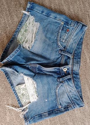 Короткие джинсовые шорты от colins