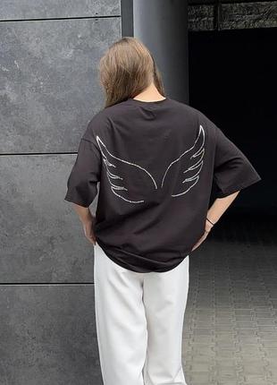 Жіноча футболка з камінням на спині